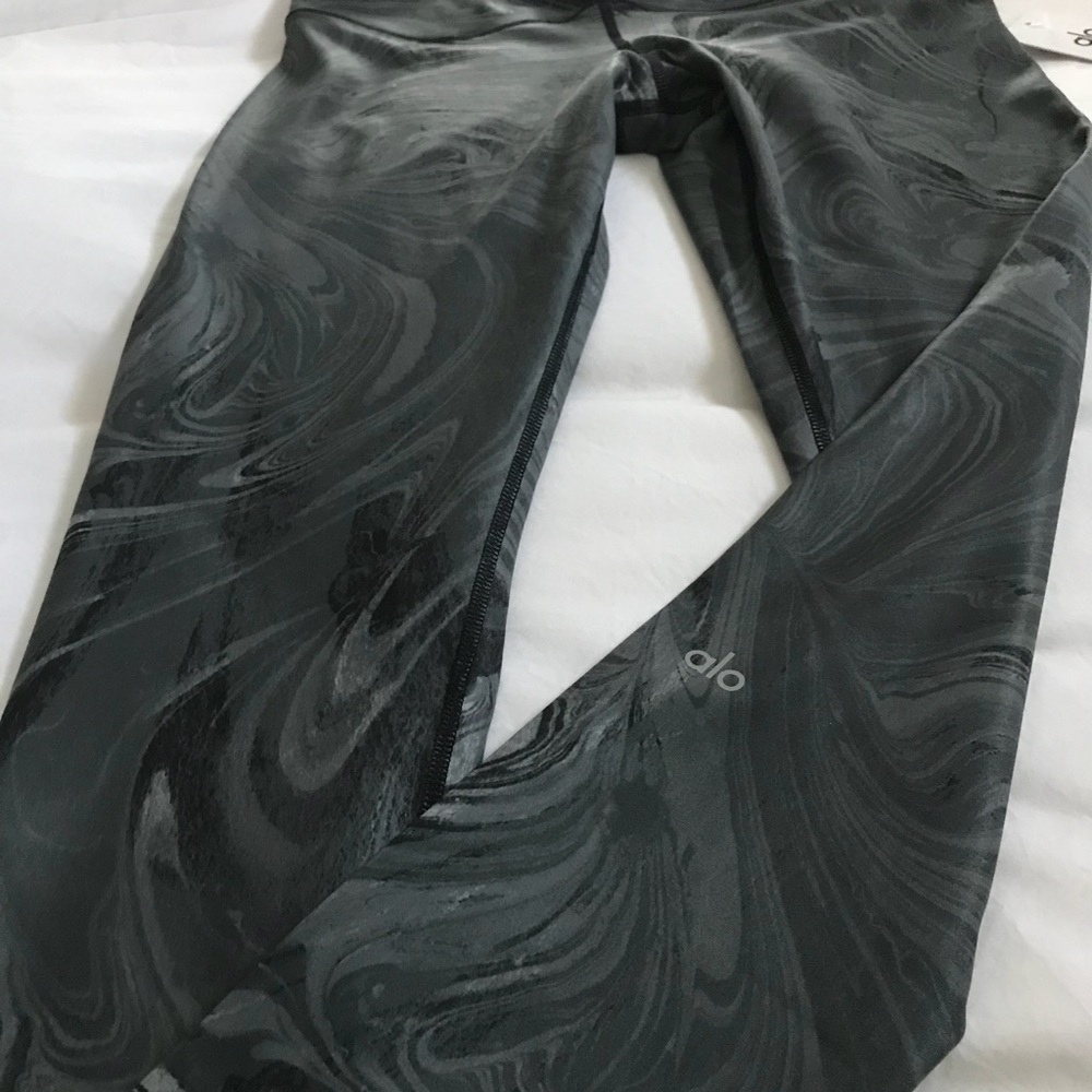 Alo Yoga Black Marble Glossy Airbrush leggings